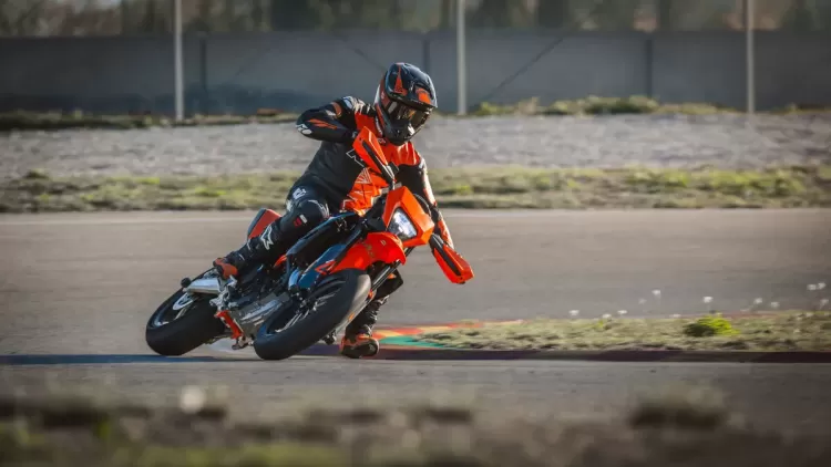 663392 My26 Ktm 690 Smc R Action Action Action