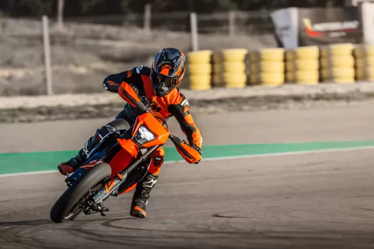 663415 My26 Ktm 690 Smc R Action Action Action