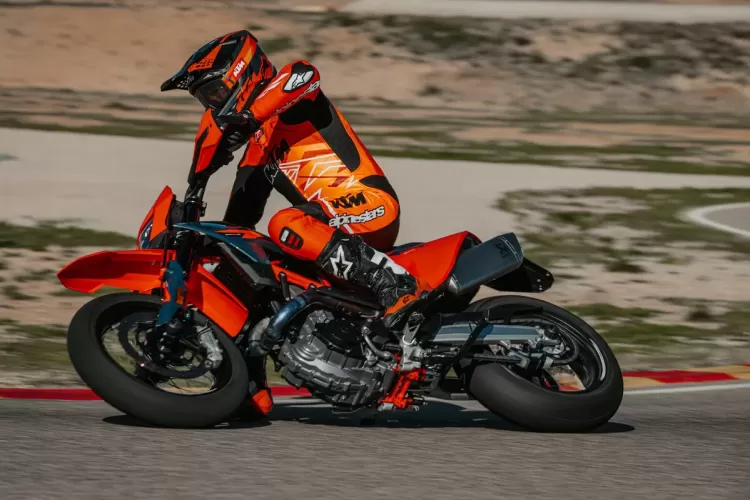 663398 My26 Ktm 690 Smc R Action Action Action