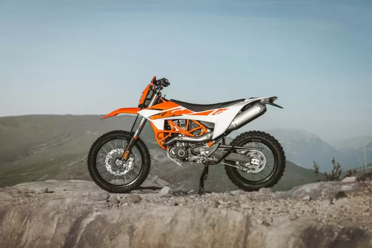 663610 My26 Ktm 690 Enduro R Static Europe Global Statics