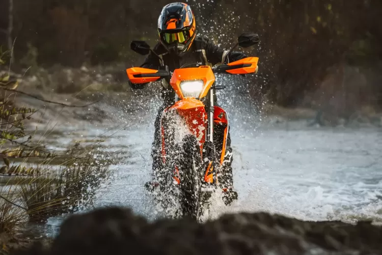 663666 My26 Ktm 690 Enduro R Action Us Spec Europe Global