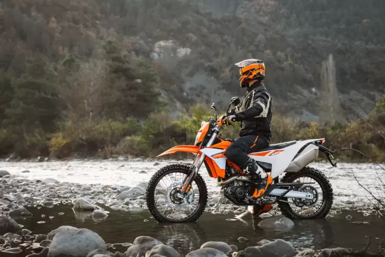 663588 My25 Ktm 690 Enduro R R Static Europe Global