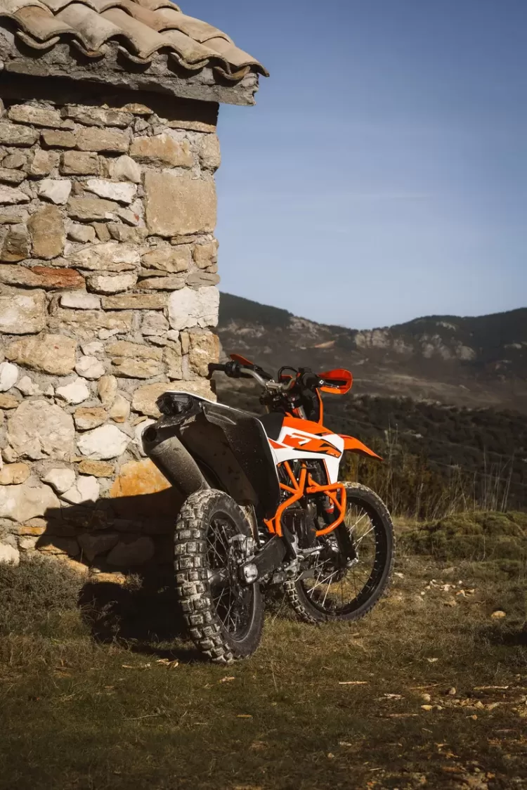 663674 My26 Ktm 690 Enduro R Static Europe Global Statics