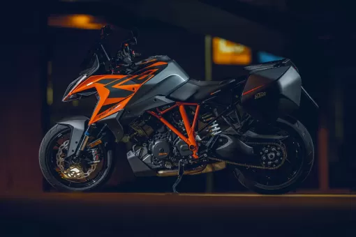 420158-my22-ktm-1290-super-duke-gt-static-03-static-images-eu-global-1.jpg