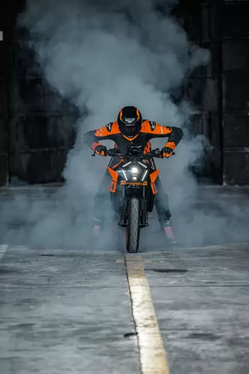 554176-my24-ktm-990-duke-action-action-action-01-action.jpg