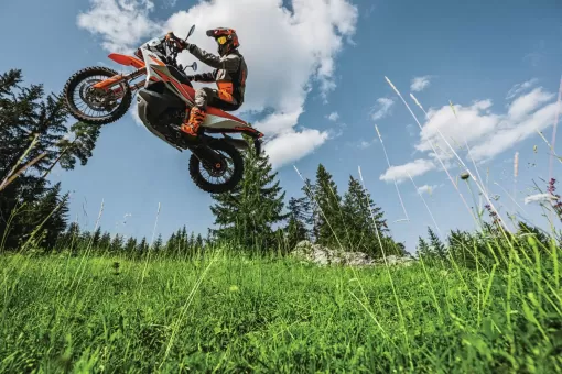 469526-my23-ktm-890-adventure-r-action-cat-a-eu-global.jpg