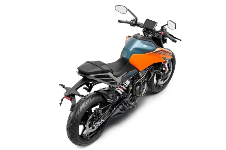 544719 My24 Ktm 125 Duke Rear Right Above 04 Studio India Global Europe 03 Studio
