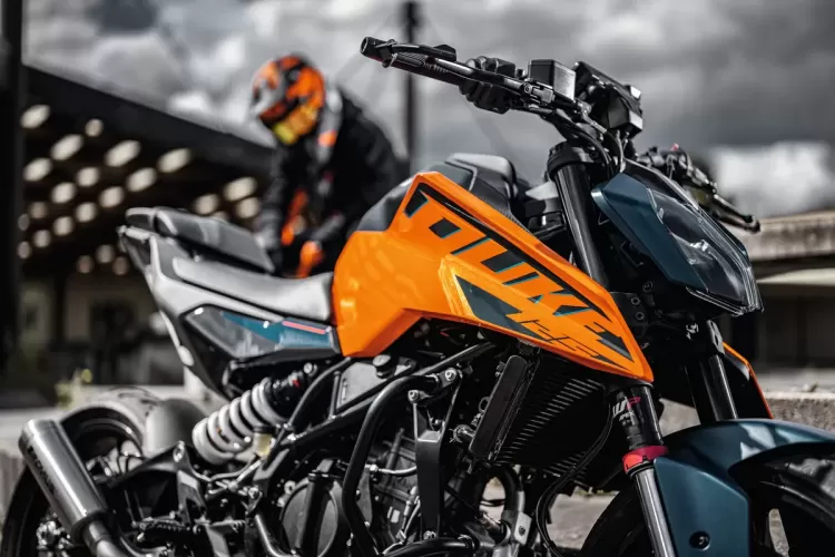541629 My24 Ktm 125 Duke Static Cat A 02 Static Static 02 Static