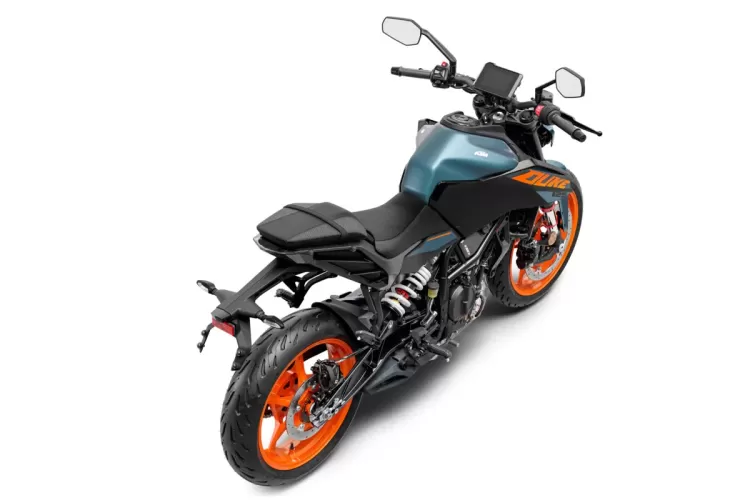 544725 My24 Ktm 125 Duke Rear Right Above 04 Studio India Global Europe 03 Studio