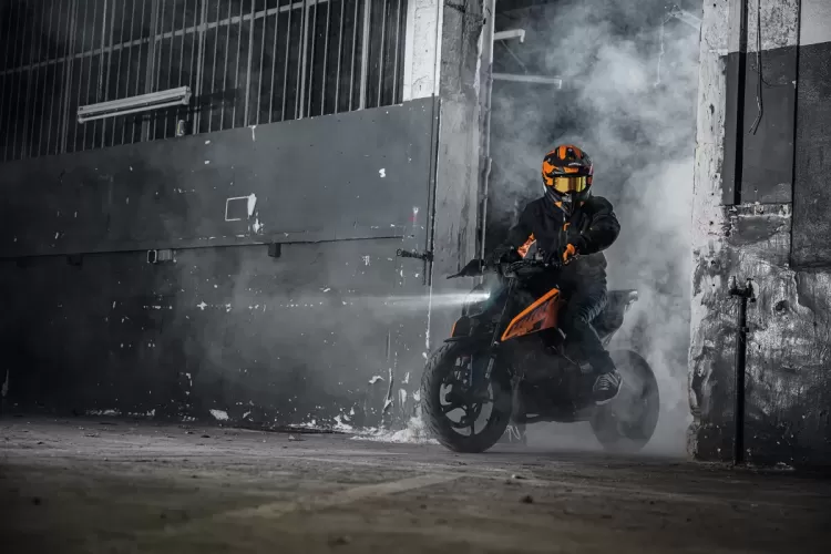 541622 My24 Ktm 125 Duke Action Cat A 01 Action Action 01 Action