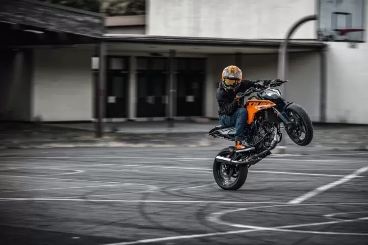 541631 My24 Ktm 125 Duke Action Cat A 01 Action Action 01 Action